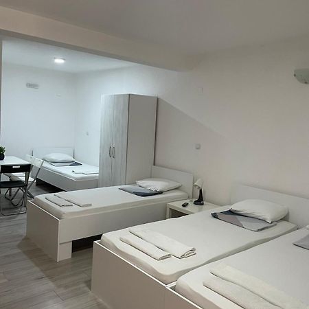 גבגלייה Tiki Apartments מראה חיצוני תמונה