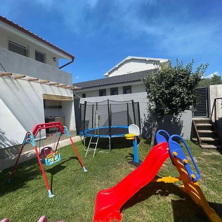 גבגלייה Tiki Apartments מראה חיצוני תמונה