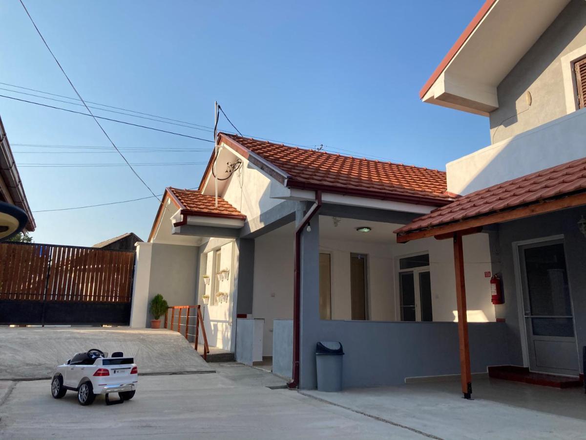גבגלייה Tiki Apartments מראה חיצוני תמונה