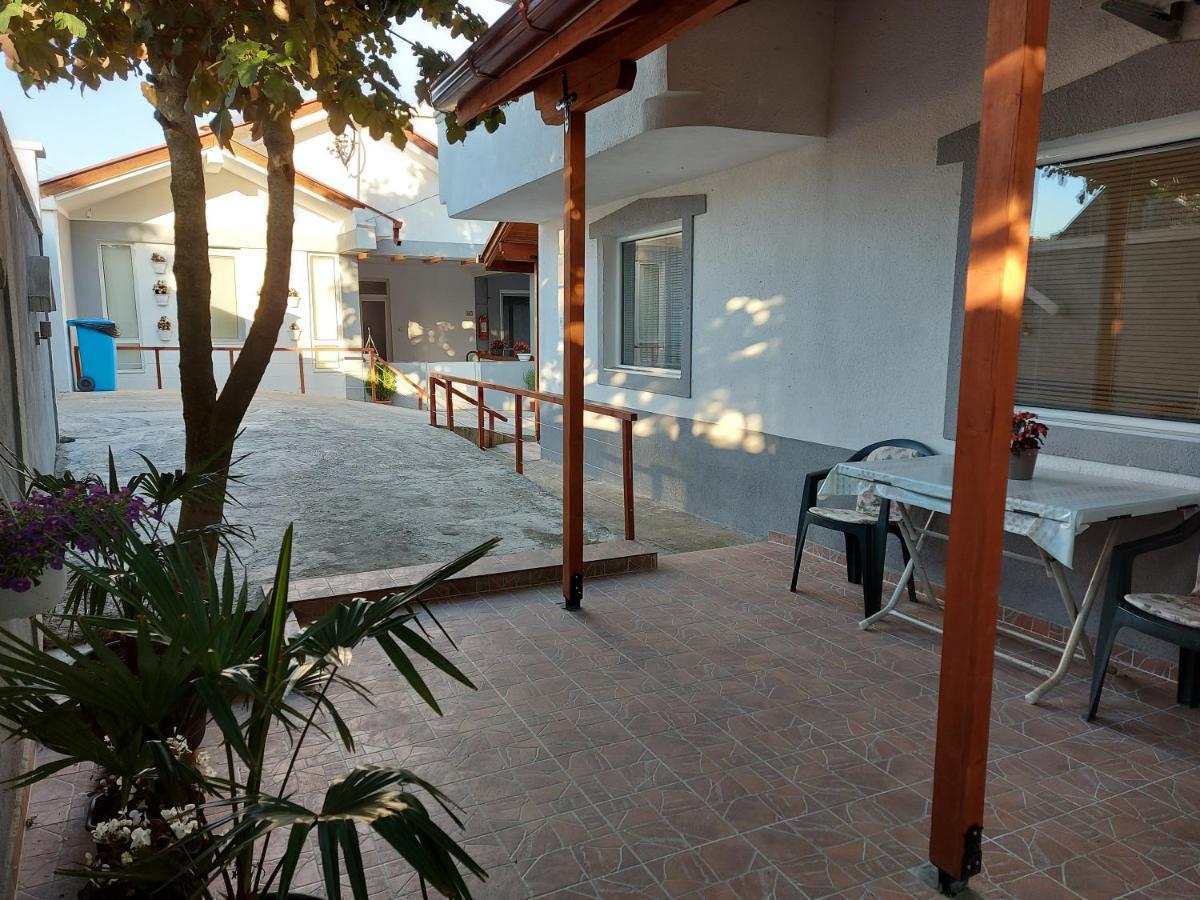 גבגלייה Tiki Apartments מראה חיצוני תמונה