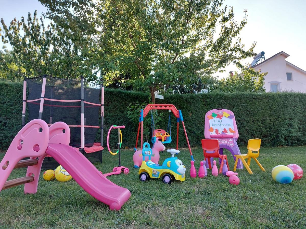 גבגלייה Tiki Apartments מראה חיצוני תמונה