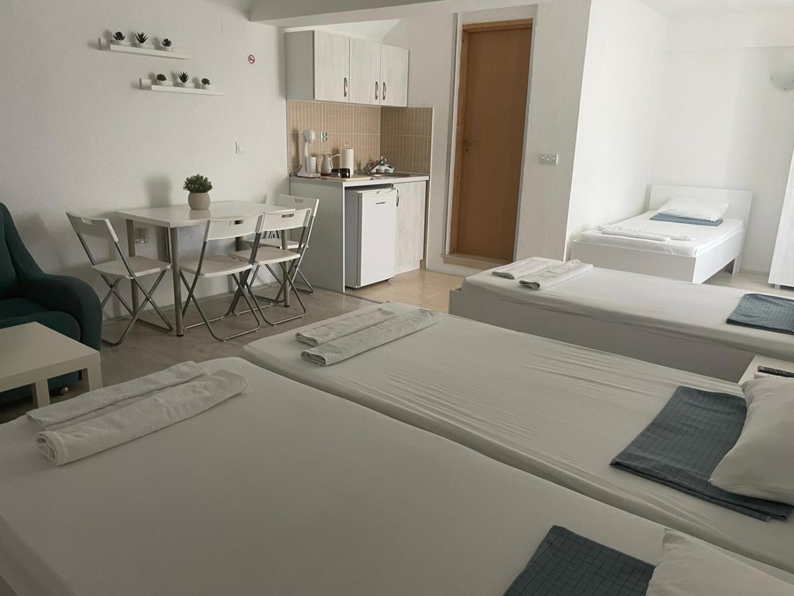 גבגלייה Tiki Apartments מראה חיצוני תמונה