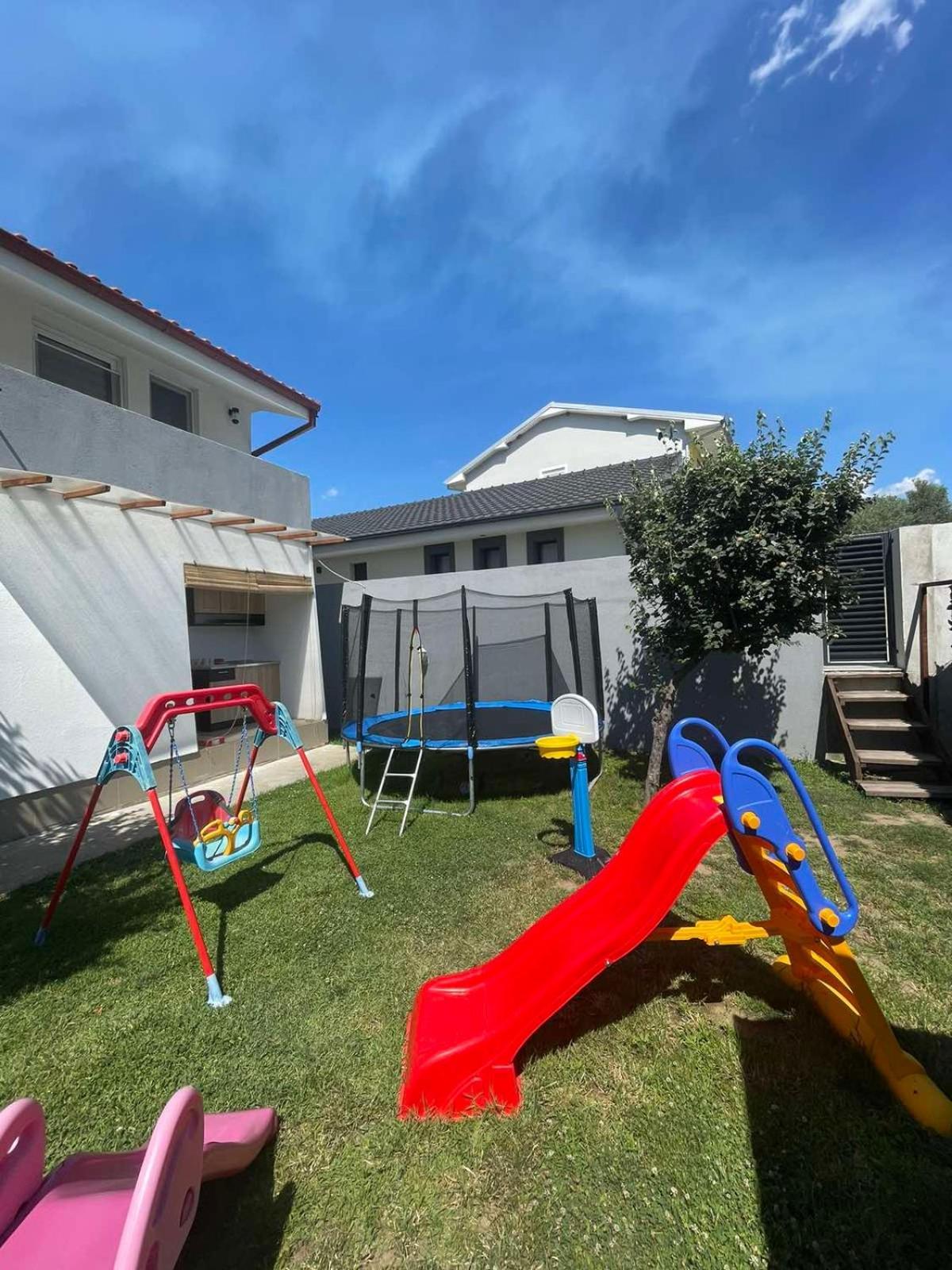 גבגלייה Tiki Apartments מראה חיצוני תמונה