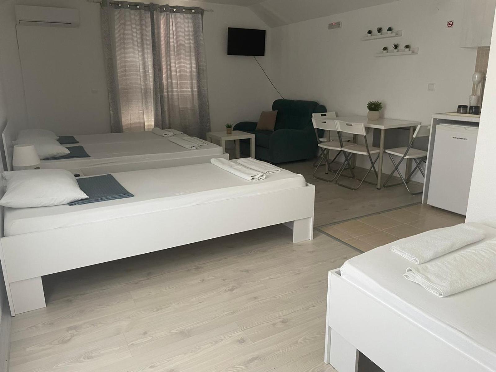 גבגלייה Tiki Apartments מראה חיצוני תמונה